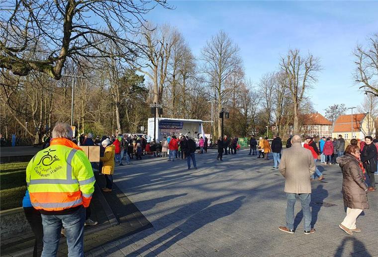 Demos gegen Rechtsextremismus zwischen Jade, Weser und Elbe: Die besten Bilder In Cuxhaven machen sich die ersten Menschen für die Demo bereit.