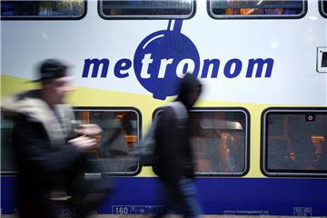 In Cuxhaven soll ein 19-Jähriger die Scheibe eines Metronoms eingetreten haben.