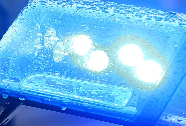 Cuxhaven: Unbekannte locken Kinder ans Auto In Cuxhaven sucht die Polizei nach einem Paar und einem Cabrio.