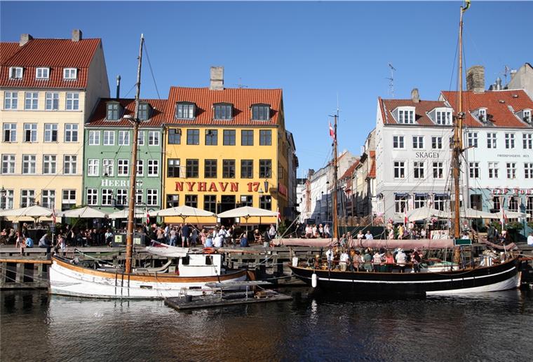 Passanten spazieren am Nyhavn entlang, dem bei Touristen beliebten Hafen mit seinen bunten Häuschen. Dänemark hebt am 10. September die restlichen im Land geltenden Corona-Maßnahmen auf.