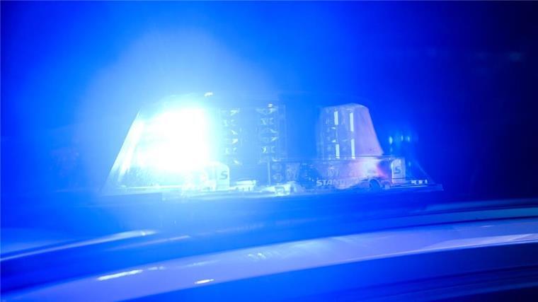 Messerangriff in Debstedt: 24-Jähriger greift Klinikmitarbeiter an Blaulicht eines Polizeiautos ist zu sehen. Nach einem Buttermesserangriff in Debstedt wurde ein 24-jähriger Cuxhavener verhaftet. Er hatte auf einen Klinikmitarbeiter eingestochen. Ermittlungen dauern an.