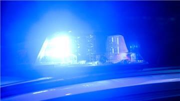 Blaulicht eines Polizeiautos ist zu sehen. Nach einem Buttermesserangriff in Debstedt wurde ein 24-jähriger Cuxhavener verhaftet. Er hatte auf einen Klinikmitarbeiter eingestochen. Ermittlungen dauern an.