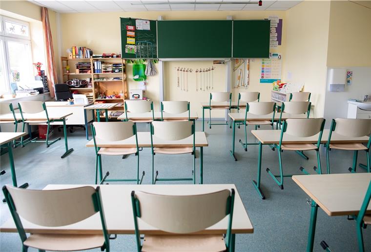 Wegen Corona: Delmenhorst schließt alle Schulen Klassenraum mit Tafel, hochgestellten Stühlen und Tischen
