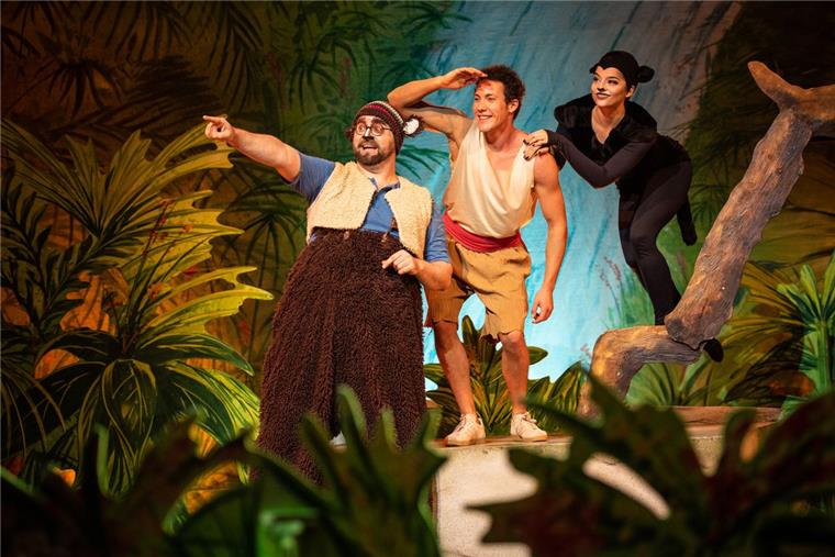 Das „Dschungelbuch“ als Musical in Bremerhaven In dem Bären Balu und dem Panther Baghira findet Mogli eine neue Familie.