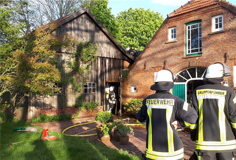 Butjadingen: Technischer Defekt löst Schuppenbrand aus In dem Dachgebälk dieses Schuppens (links) hat es am Sonntagabend gebrannt.