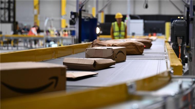 Amazon setzt auf Deutschland: 4.000 neue Jobs in einem Jahr In dem Dortmunder Innovationszentrum erprobt Amazon, wie Pakete besonders schnell und effizient sortiert und weiterverschickt werden können.