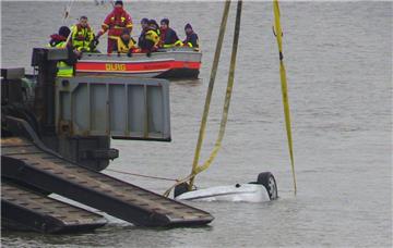 In dem Fahrzeug, das am Donnerstag aus der Weser geborgen wurde, fanden die Retter eine männliche Leiche. 