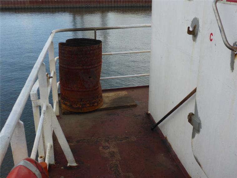 Wasserschutzpolizei deckt Umweltsünden von Schiffen in Bremerhaven auf In dem Fass wurden Plastik und Glühbirnen verbrannt.