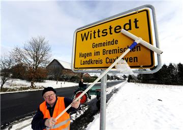 In dem kleinen Dorf Wittstedt wird ehrenamtlich gereinigt, was das Zeug hält. Walter Rönner  ist vorne dabei. Foto Scheschonka