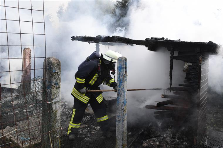 Feuer im Kleingartengebiet Twischkamp: Zwei Gartenlauben in Brand In dem Kleingartengebiet Twischkamp sind erneut zwei Gartenlauben abgebrannt.