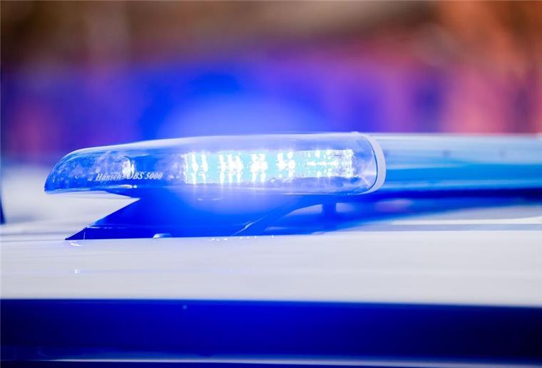 Zwei Geldautomaten gesprengt - Verfolgungsjagd auf der A1 Ein Blaulicht leuchtet auf dem Dach eines Polizeifahrzeugs.