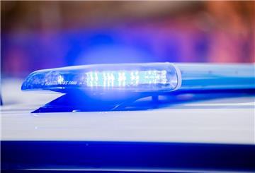  Ein Blaulicht leuchtet auf dem Dach eines Polizeifahrzeugs. 