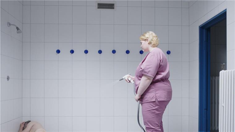Abenteuer, Action und Liebe: Die Filmstarts der Woche In dem neuen Liebesfilm „Touched“ geht es um die Beziehung der Pflegerin Maria (Isold Halldorudottir, r) zu ihrem querschnittsgelähmten Patienten Mike (Stavros Zafeiris, l).