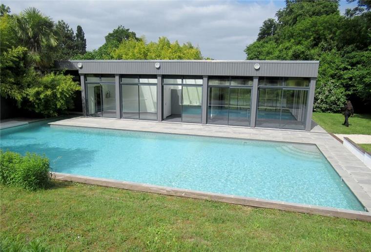 Lagerfeld-Villa bei Paris für rund 5 Millionen Euro verkauft In dem Poolhaus soll Lagerfeld seine einzige Nacht in Louveciennes verbracht haben.