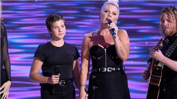 In dem Song „What About Us“ geht es um das Gefühl der Enttäuschung von politischen Verantwortungsträgern, die ihre Versprechen nicht einhalten. 