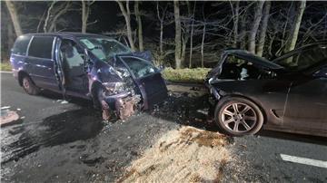 In dem VW Sharan saßen fünf Menschen. Einer davon musste nach dem Unfall mit einem hydraulischen Spreizer befreit werden.