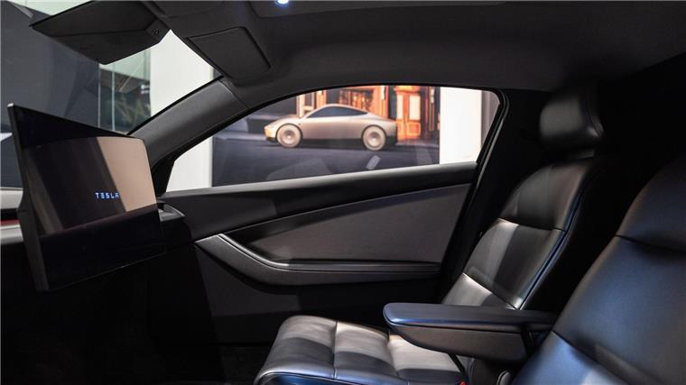 Tesla zeigt „Cybercab“ in Europa In dem zweisitzigen Tesla „Cybercab“gibt es kein Lenkrad.