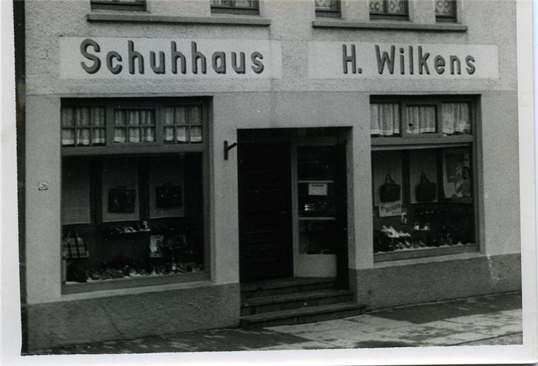Einst und jetzt: Erinnerungen an das alte Einswarden In den 1950er Jahren brauchten die Einswarder ihren Ort selten zu verlassen. Es gab zahlreiche kleine Geschäfte im Ort, von Schreibwaren über Lebensmittel bis zu Schuhen.