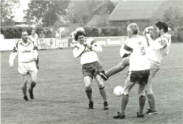 In den 90er Jahren bestritt der TSV (helle Hosen) in Abbehausen ein Freundschaftsspiel gegen die Alten Herren des Hamburger SV.
