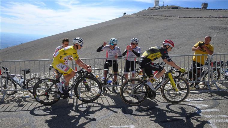 „Entscheidend für die Tour“: Pogacar will Alpen-Revanche In den Alpen wird ein erneuter Schlagabtausch zwischen Tadej Pogacar (l.) und Jonas Vingegaard erwartet.