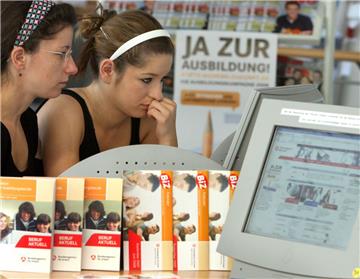 In den Berufsinformationszentren (BIZ) der Agenturen für Arbeit finden junge Leute Unterstützung bei der Berufswahl. 