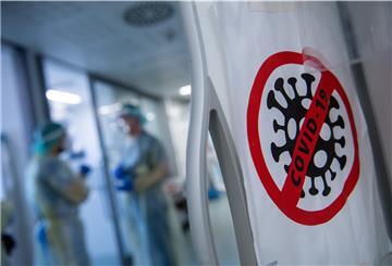 Ein Symbol auf der Intensivstation für Corona-Patienten weist auf den Covid-Bereich hin.
