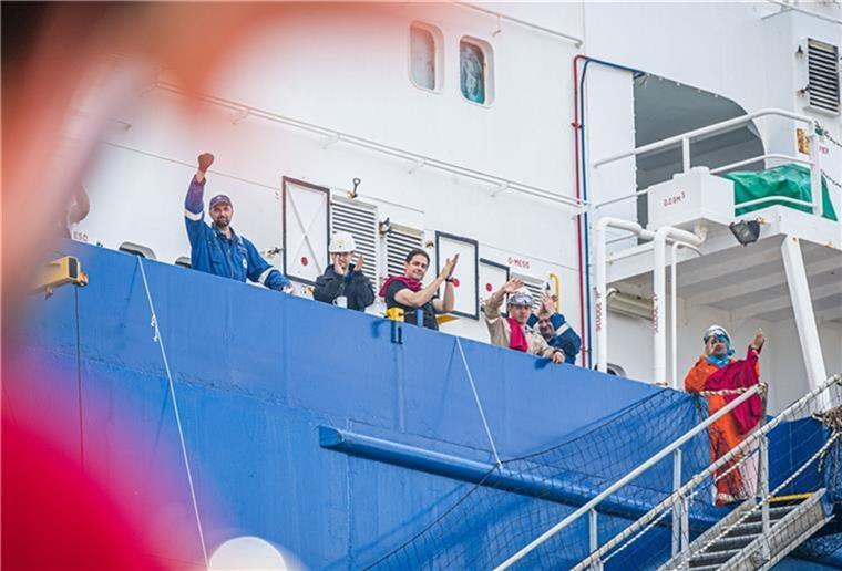 Mehr als 2700 Seeleute aus aller Welt in Bremischen Häfen geimpft Seeleute auf einem Schiff.