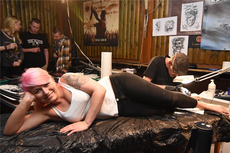 Tattoo-Nacht: Künstler tätowieren in Bremerhavener Kneipen In den Kneipen der Alten Bürger zeigen Tätowierer aus dem In- und Ausland ihr Können. Wer mag, kann sich live vor Ort ein Tattoo stechen lassen, sollte sich dann aber anmelden.