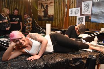 In den Kneipen der Alten Bürger zeigen Tätowierer aus dem In- und Ausland ihr Können. Wer mag, kann sich live vor Ort ein Tattoo stechen lassen, sollte sich dann aber anmelden. 
