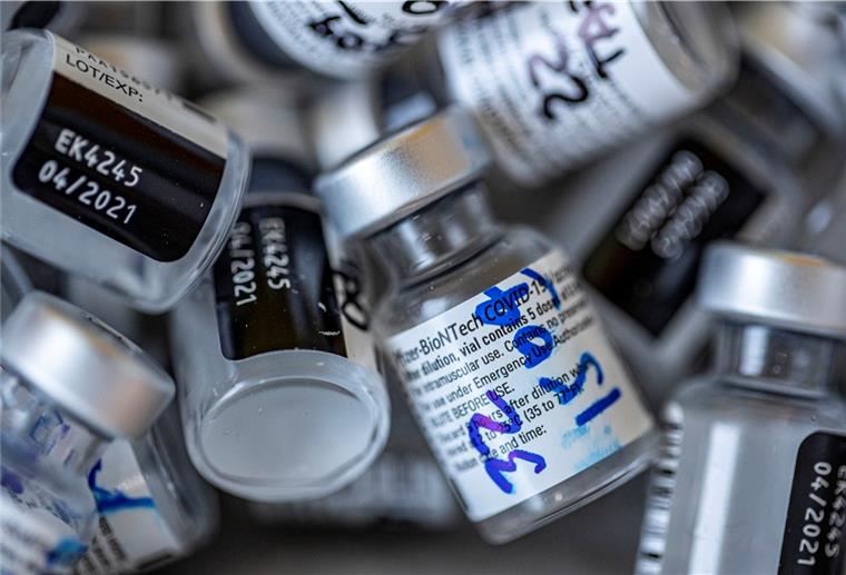 Corona-Impfstoff: Lieferengpass bei Pfizer Leere Ampullen, die den Impfstoff gegen Covid-19 von Pfizer-BioNTech enthielten, liegen auf einem Haufen