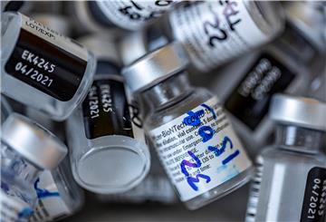 Leere Ampullen, die den Impfstoff gegen Covid-19 von Pfizer-BioNTech enthielten, liegen auf einem Haufen