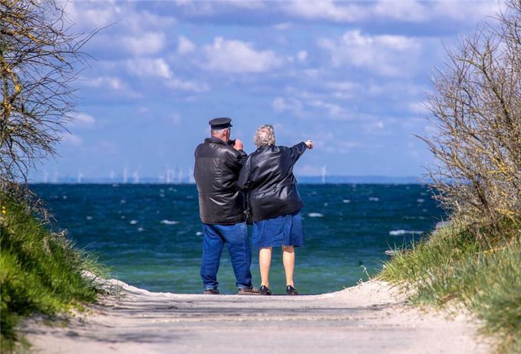 Durchgesickert: „Boomer-Soli“ soll kommen! Welche Rentner draufzahlen müssten Ein Rentnerpaar steht am ansonsten menschenleeren Strand und schaut aufs Meer. In den kommenden Jahren gehen immer mehr Baby-Boomer in Rente. Experten schlagen deshalb den „Boomer-Soli“ zur Sicherung der Renten vor.