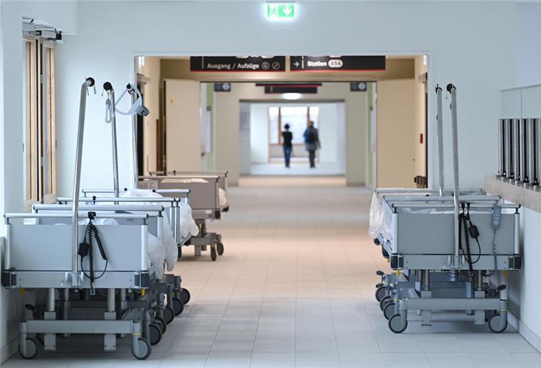 Bremer Krankenhausverbund Geno baut jedes vierte Bett ab Krankenbetten stehen im Neubau des Klinikums Höchst im Flur einer Station.