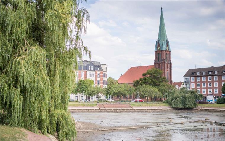 Endlich: Der Schlamm aus dem Holzhafen kommt raus In den kommenden Wochen soll der Holzhafen in Bremerhaven entschlammt werden. Außerdem wird die geklinkerte Einfassung des Beckens abgetragen und durch Wasserbausteine ersetzt.