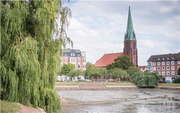 In den kommenden Wochen soll der Holzhafen in Bremerhaven entschlammt werden. Außerdem wird die geklinkerte Einfassung des Beckens abgetragen und durch Wasserbausteine ersetzt.