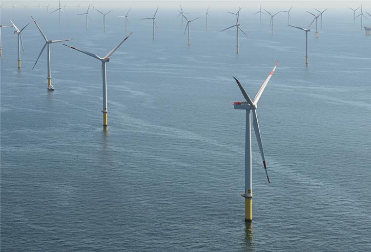 Blick aus einem Hubschrauber auf den Offshore-Windpark Borkum Riffgrund 2 des Energieversorgers Ørsted vor der niedersächsischen Küste