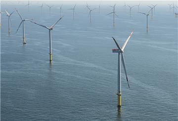 Blick aus einem Hubschrauber auf den Offshore-Windpark Borkum Riffgrund 2 des Energieversorgers Ørsted vor der niedersächsischen Küste
