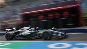 In den letzten Testminuten schnappt sich Mercedes-Pilot George Russell die Bestzeit.