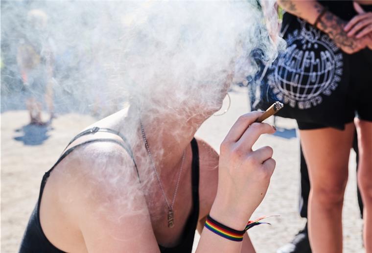Sechs-Gramm-Grenze: Cannabis bald nur noch Ordnungswidrigkeit? Eine Demonstrantin raucht einen Joint bei der Hanfparade.