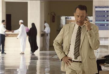 In den meisten Filmen wird nach dem Telefonieren nicht „Tschüss“ gesagt - wieso eigentlich? Hier telefoniert Tom Hanks als Alan Clay in „Ein Hologramm für den König“.
