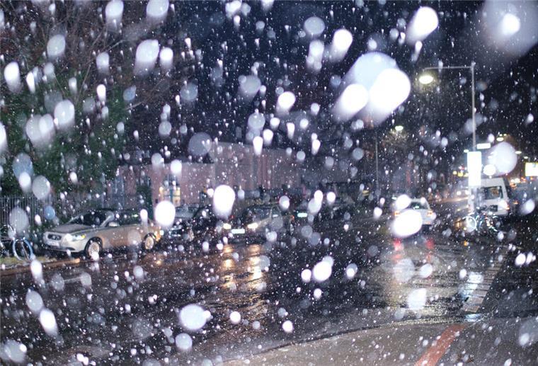 Schneefall möglich: So gestaltet sich das Winterwetter im Norden Dichtes Schneegestöber behindert auf eine Straße die Sicht.
