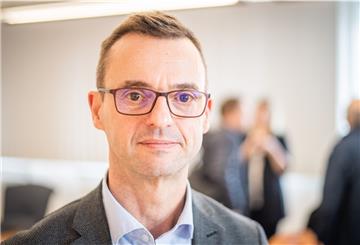 In den Präsenzunterricht sollen iPads integriert werden, sagt Schuldezernent Michael Frost.