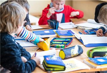 In den Sommerferien werden einige Grundschüler zur Schule gehen. Sie sollen Versäumnisse aufholen, die durch die Corona-Schließungen der Schulen verursacht wurden.
