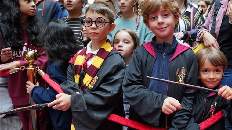 Harry-Potter-Fans enttäuscht von fehlender Ansage im Bahnhof In den vergangenen Jahren feierten stets zahlreiche verkleidete Harry-Potter-Fans den „Back to Hogwarts Day“ wie hier im Jahr 2023. (Archivbild)