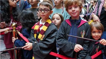 In den vergangenen Jahren feierten stets zahlreiche verkleidete Harry-Potter-Fans den „Back to Hogwarts Day“ wie hier im Jahr 2023. (Archivbild)