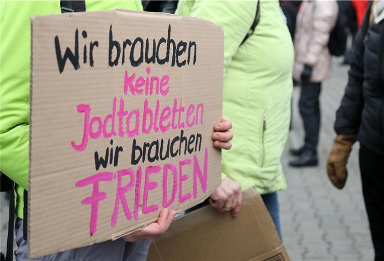 Hamsterkäufe: Apotheken raten von Jod-Kauf ab «Wir brauchen keine Jodtabletten. Wir brauchen Frieden», steht auf dem Plakat eines Demonstranten.