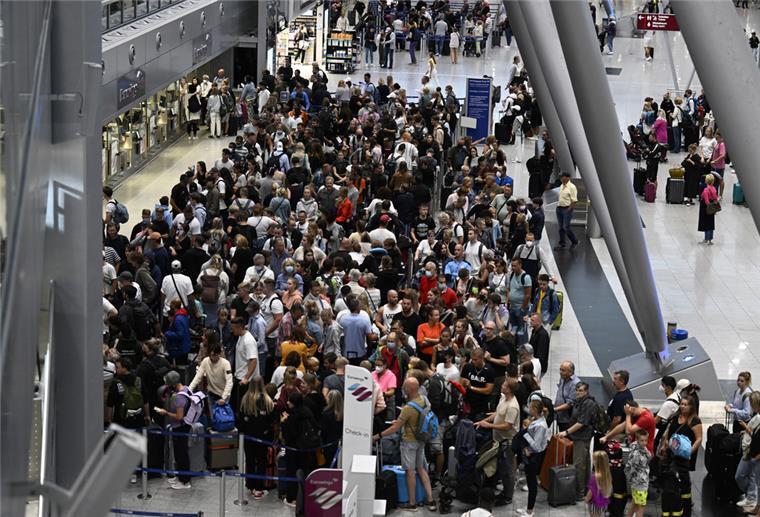 Nach Warnstreik: Lufthansa startet ohne planmäßige Streichungen In den vergangenen Tagen war Warten angesagt: Reisende stehen während eines Verdi-Warnstreiks bei der Lufthansa in Schlangen vor den Check-In-Schaltern im Terminal.
