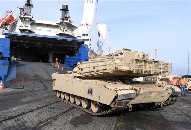 „Defender Europe 20“: Erste Kolonne aus Bremerhaven auf dem Weg In den vergangenen Tagen wurden die militärischen Fahrzeuge in Bremerhaven entladen.