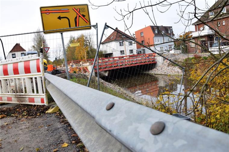 In den vergangenen Wochen hat es viel geregnet, trotzdem liegen die Brückenarbeiten noch im Zeitplan, sagt Robert Folgmann, Geschäftsführer der ausführenden Baufirma Herdejürgen und Harmsen.  