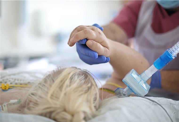Im Krankenhaus nicht mehr einsam sterben In der 4. Corona-Welle sollen Sterbende nicht alleine bleiben.